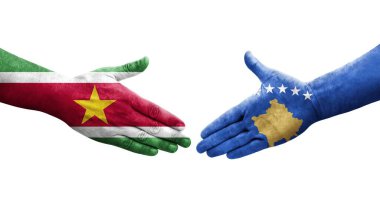 Kosova ile Surinam bayrakları arasındaki el sıkışma, izole edilmiş şeffaf görüntü.