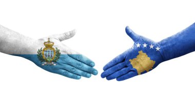 Kosova ile San Marino bayrakları arasındaki el sıkışma, izole edilmiş şeffaf görüntü.