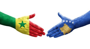 Ellerinde Kosova ile Senegal bayrakları arasında el sıkışma, izole edilmiş şeffaf görüntü.