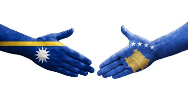 Ellerinde Kosova ile Nauru bayrakları arasında el sıkışma, izole edilmiş şeffaf görüntü.