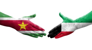 Kuveyt ve Surinam bayrakları arasındaki tokalaşma elleri boyalı, izole şeffaf görüntü.