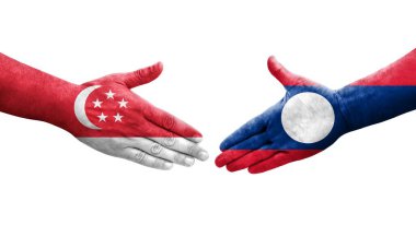 Laos ve Singapur bayrakları arasındaki tokalaşma elleri boyalı, izole şeffaf görüntü.