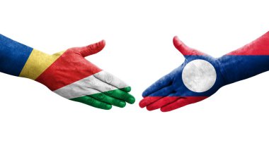 Laos ve Seyşeller arasındaki el sıkışma ellerinde boyanmış bayraklar, yalıtılmış şeffaf görüntü.