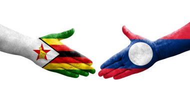 Laos ve Zimbabwe bayrakları arasındaki tokalaşma elleri boyalı, izole şeffaf görüntü.
