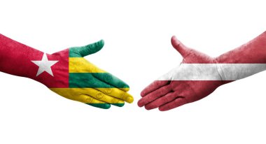 Ellerinde Letonya ve Togo bayrakları arasında el sıkışma, izole şeffaf görüntü.