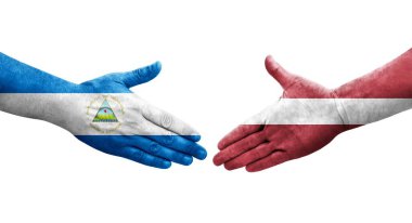 Letonya ve Nikaragua bayrakları arasındaki el sıkışma ellerinde resmedilmiş, izole şeffaf görüntü.
