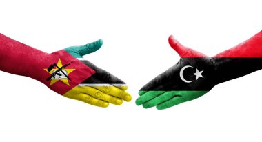 Libya ile Mozambik bayrakları arasındaki el sıkışma, izole saydam görüntü.