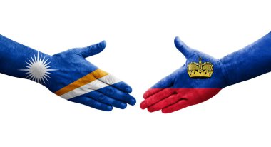 Lihtenştayn ve Marshall Adaları arasındaki el sıkışma ellerinde boyanmış bayraklar, izole şeffaf görüntü.