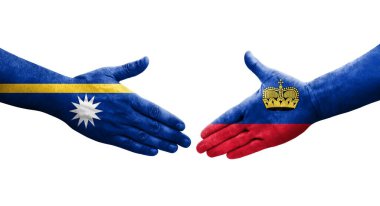 Ellere boyanmış Lihtenştayn ve Nauru bayrakları arasındaki el sıkışma, izole şeffaf görüntü.
