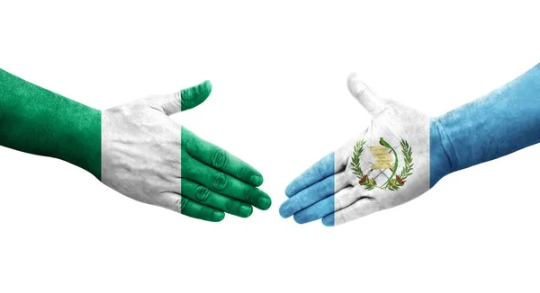 手に描かれたグアテマラとナイジェリアの旗の間の握手 孤立した透明なイメージ — ストック写真