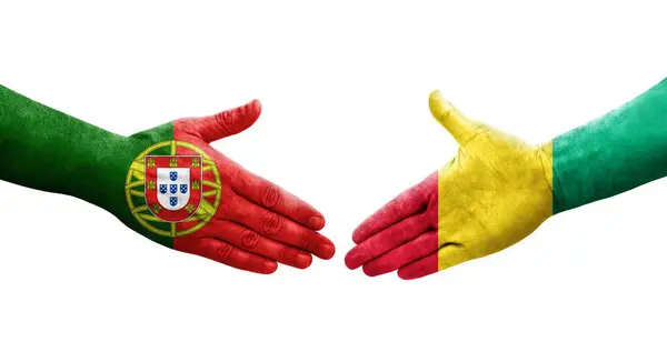 Händedruck Zwischen Guinea Und Portugal Flaggen Auf Hände Gemalt Isoliertes — Stockfoto