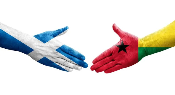 Handdruk Tussen Guinee Bissau Schotland Handen Geschilderde Vlaggen Geïsoleerd Transparant — Stockfoto