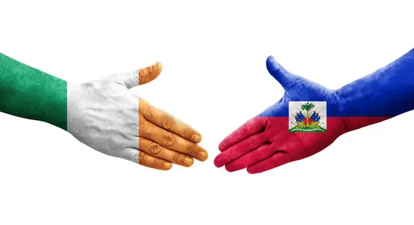 Handdruk Tussen Haïti Ierland Vlaggen Geschilderd Handen Geïsoleerd Transparant Beeld — Stockfoto