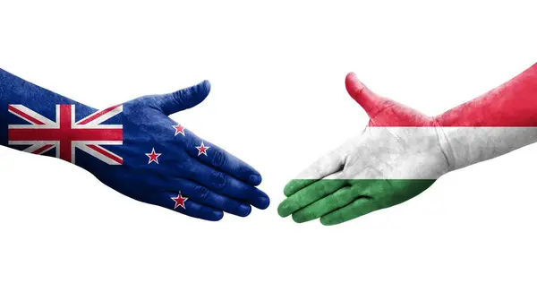 Apretón Manos Entre Hungría Nueva Zelanda Banderas Pintadas Las Manos — Foto de Stock