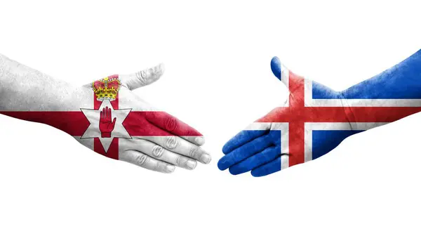 Handshake Entre Islândia Irlanda Norte Bandeiras Pintadas Mãos Imagem Transparente — Fotografia de Stock
