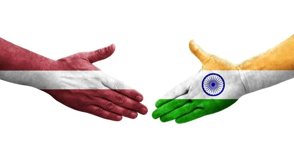 Aperto Mão Entre Índia Letónia Bandeiras Pintadas Mãos Imagem Transparente — Fotografia de Stock