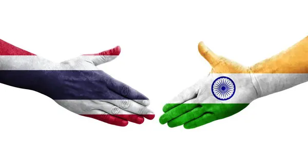 印度和泰国之间握手 手绘国旗 孤立透明的图像 — 图库照片