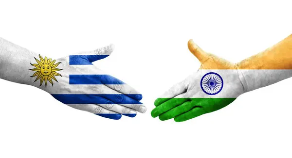Händedruck Zwischen Indischen Und Uruguayischen Flaggen Auf Hände Gemalt Isoliertes — Stockfoto