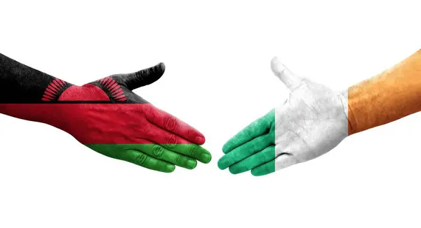 Händedruck Zwischen Irischen Und Malawischen Flaggen Auf Hände Gemalt Isoliertes — Stockfoto