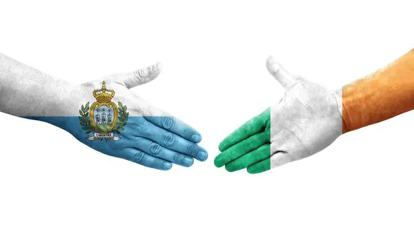Händedruck Zwischen Irischen Und San Marino Flaggen Auf Hände Gemalt — Stockfoto