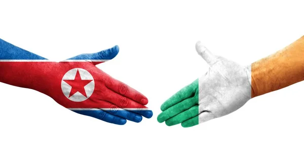 Händedruck Zwischen Irischen Und Nordkoreanischen Flaggen Auf Hände Gemalt Isoliertes — Stockfoto