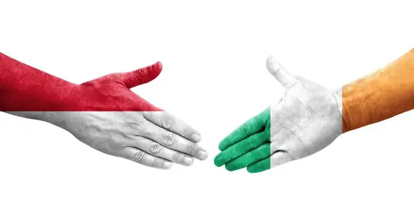아일랜드 모나코의 깃발을 손으로 만지작거리며 분리되어 이미지 — 스톡 사진