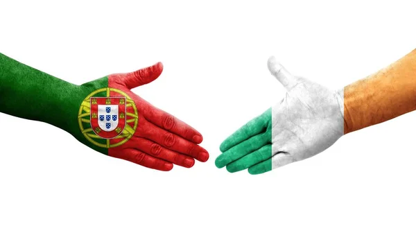Handdruk Tussen Ierland Portugal Vlaggen Handen Geschilderd Geïsoleerd Transparant Beeld — Stockfoto
