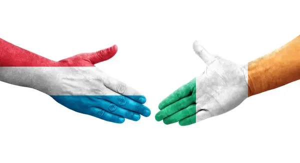 Händedruck Zwischen Irischen Und Luxemburgischen Flaggen Auf Hände Gemalt Isoliertes — Stockfoto