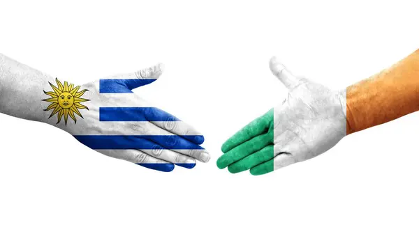Händedruck Zwischen Irischen Und Uruguayischen Flaggen Auf Hände Gemalt Isoliertes — Stockfoto