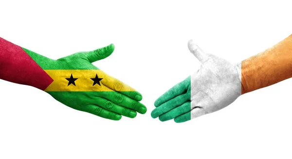 Handdruk Tussen Ierland Sao Tomé Principe Vlaggen Geschilderd Handen Geïsoleerd — Stockfoto