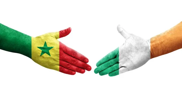 Handdruk Tussen Ierland Senegalese Vlaggen Handen Geschilderd Geïsoleerd Transparant Beeld — Stockfoto