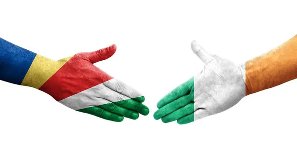 Handdruk Tussen Vlaggen Van Ierland Seychellen Handen Geschilderd Geïsoleerd Transparant — Stockfoto