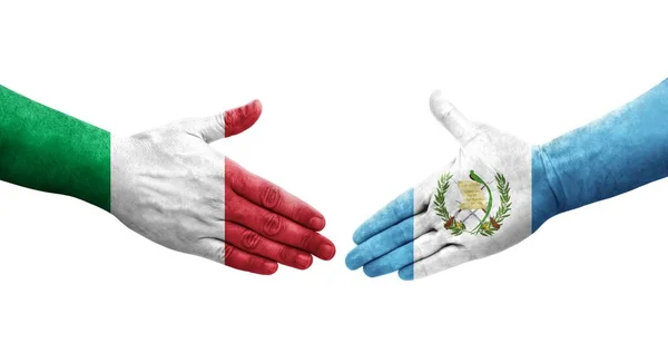 手に描かれたイタリアとグアテマラの旗の間の握手 孤立した透明なイメージ — ストック写真