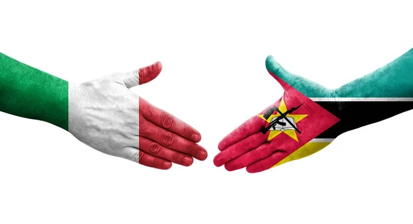 手に描かれたイタリアとモザンビークの旗の間の握手 孤立した透明なイメージ — ストック写真