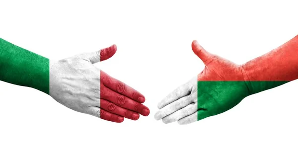 Uścisk Dłoni Między Włochami Flagami Madagaskaru Namalowanymi Dłoniach Odizolowany Przezroczysty — Zdjęcie stockowe