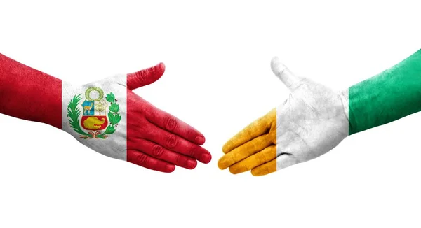 手に描かれた象牙海岸とペルーの旗の間の握手 孤立した透明なイメージ — ストック写真