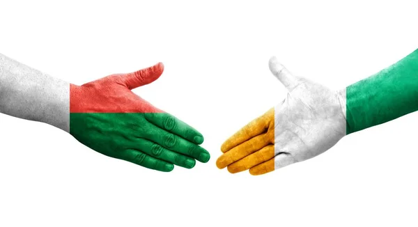 Händedruck Zwischen Der Elfenbeinküste Und Madagaskar Flaggen Auf Hände Gemalt — Stockfoto