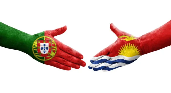 Рукопожатие Между Флагами Кирибати Португалии Нарисованное Руках Изолированное Прозрачное Изображение — стоковое фото