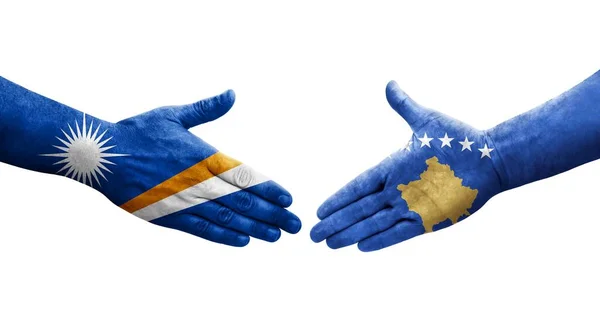 Uścisk Dłoni Między Kosowem Wyspami Marshalla Flagi Malowane Rękach Odizolowany — Zdjęcie stockowe