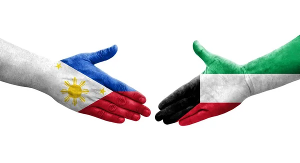 手に描かれたクウェートとフィリピンの旗の間の握手 隔離された透明なイメージ — ストック写真