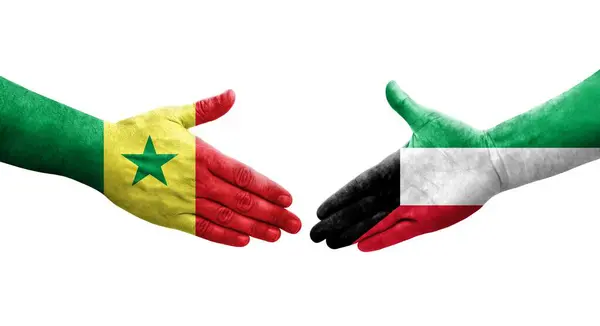 Apretón Manos Entre Kuwait Senegal Banderas Pintadas Las Manos Imagen — Foto de Stock