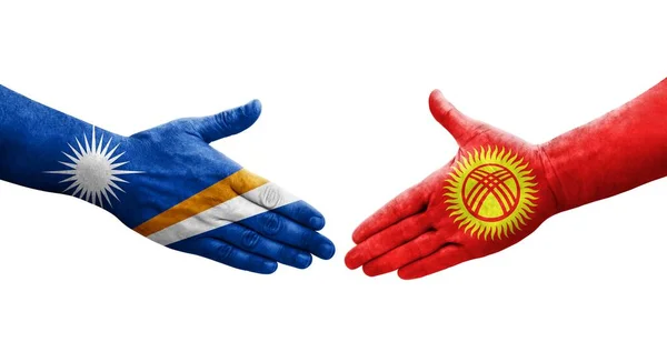 Aperto Mão Entre Quirguistão Ilhas Marshall Bandeiras Pintadas Mãos Imagem — Fotografia de Stock