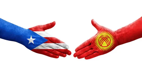 Händedruck Zwischen Kirgisistan Und Puerto Rico Flaggen Auf Hände Gemalt — Stockfoto