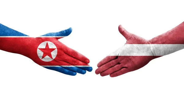 Aperto Mão Entre Letónia Coreia Norte Bandeiras Pintadas Mãos Imagem — Fotografia de Stock