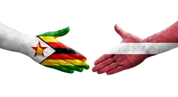 Рукостискання Між Латвією Зімбабве Прапори Намальовані Руках Ізольований Прозорий Образ — стокове фото