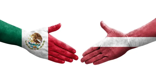 Рукопожатие Между Флагом Латвии Мексики Нарисованное Руках Изолированное Прозрачное Изображение — стоковое фото