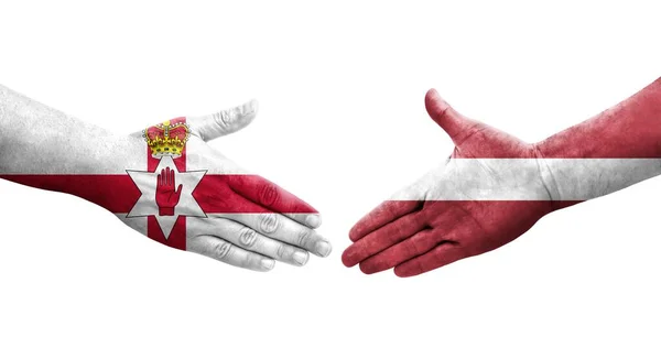 Рукопожатие Между Флагом Латвии Северной Ирландии Нарисованное Руках Изолированное Прозрачное — стоковое фото