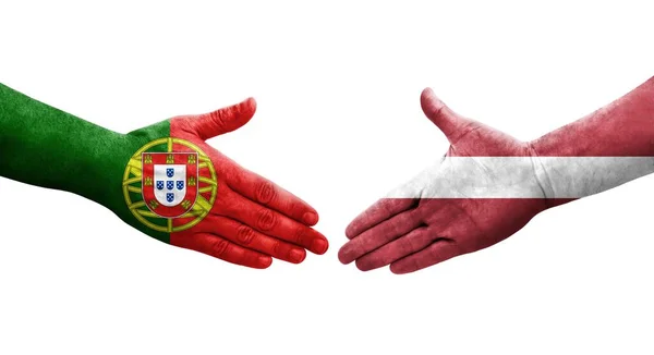 Händedruck Zwischen Lettischen Und Portugiesischen Flaggen Auf Hände Gemalt Isoliertes — Stockfoto