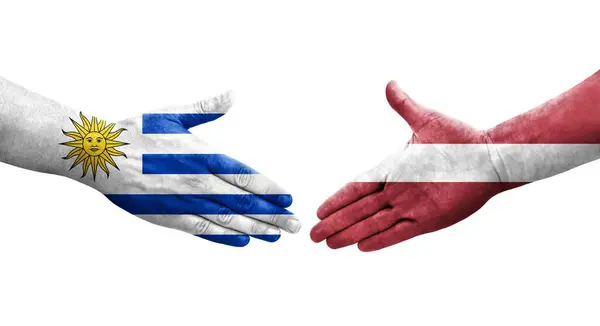 Händedruck Zwischen Den Flaggen Lettlands Und Uruguays Auf Die Hände — Stockfoto