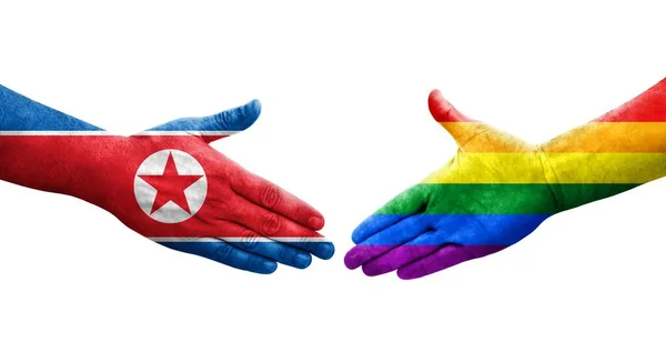 手に描かれたLgbtと北朝鮮の旗の間の握手 隔離された透明なイメージ — ストック写真